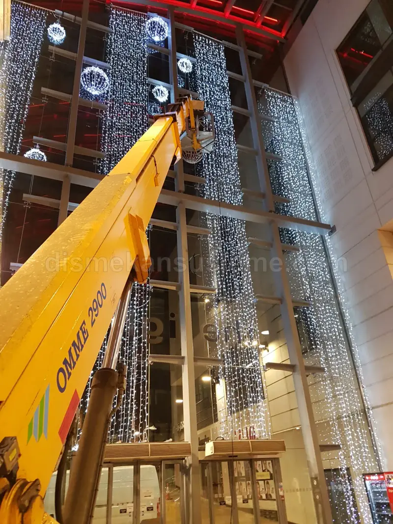 Vinçli platformla bina cephesine LED ışık kurulumu, yüksekte çalışma ekibi