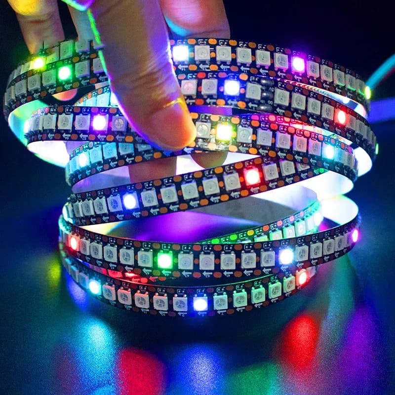 Adreslenebilir LED şeridin tekli çip yapısı, parmak ile ölçek karşılaştırması